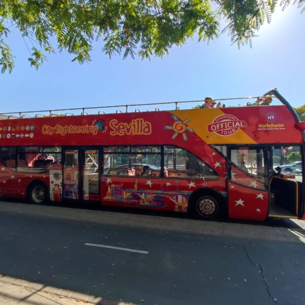 ¿Cuál es el mejor lado del bus turístico de Sevilla para sentarse? El asiento que te dará unas vistas panorámicas?