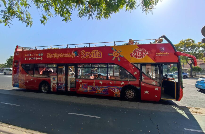 ¿Cuál es el mejor lado del bus turístico de Sevilla para sentarse? El asiento que te dará unas vistas panorámicas?